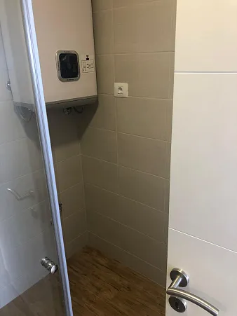 Luxuswohnung zum Verkauf in Dobra Voda, Bar – erste Reihe am Meer, Privatstrand und zwei Pools